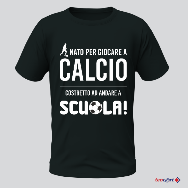 T-shirt Nato per giocare a calcio, costretto ad andare a scuola